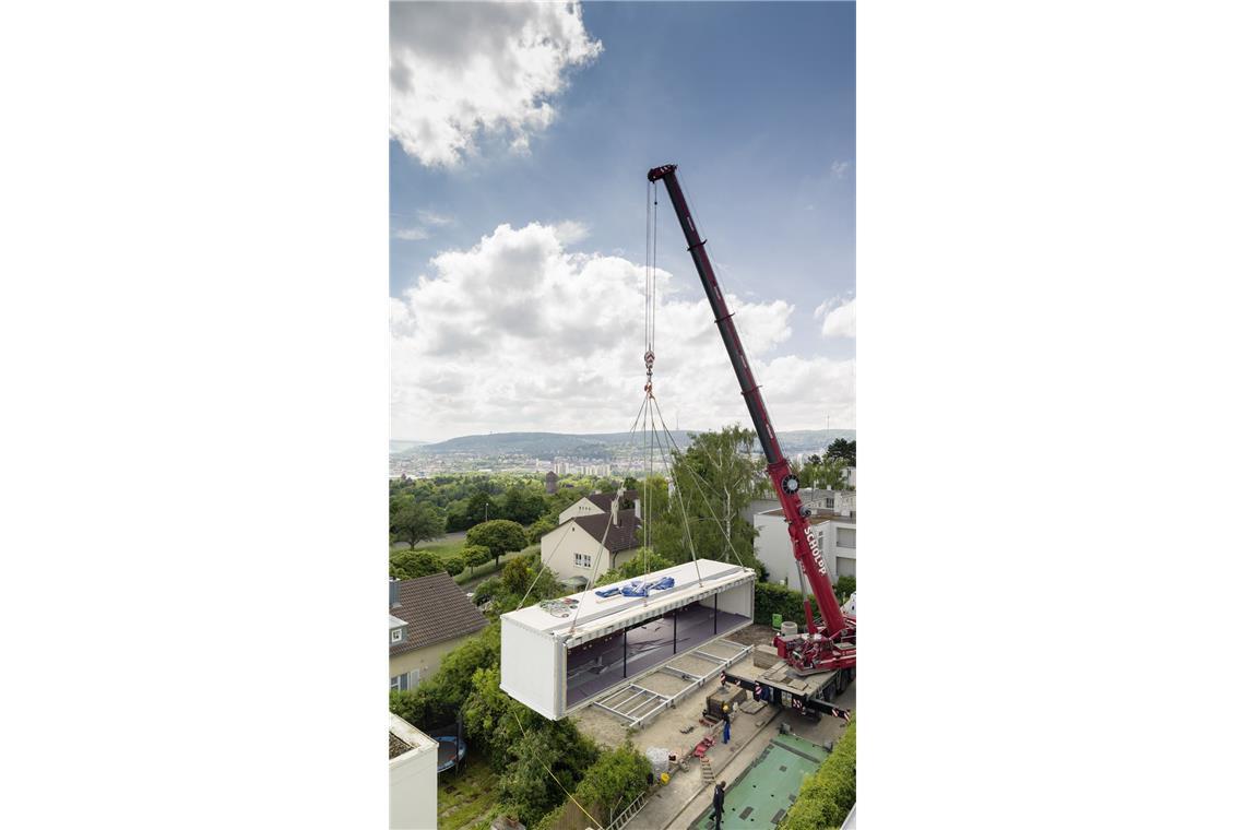 Endlich – freie Sicht auf Le Corbusiers Einfamilienhaus Mitten in der Siedlung ist eine Baulücke, die Grundmauern stehen noch und sind denkmalgeschützt, daher durfte das experimentelle Aktivhaus B10 von Architekt und Ingenieur Werner Sobek auch nur für eine bestimmte Zeit dort stehen und wurde wieder abgebaut.