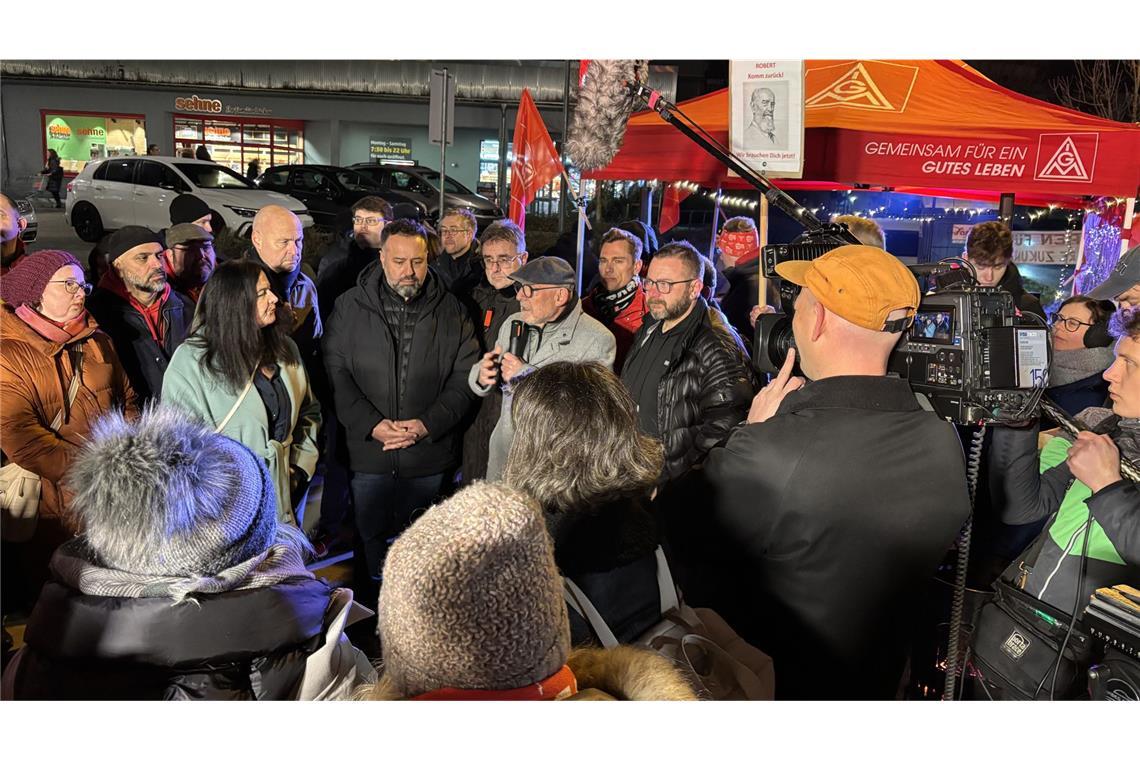 Mitten in eine Protestaktion vor dem Bosch-Werk in Feuerbach platzt die Nachricht, dass dort 500 IT-Stellen wegfallen sollen.