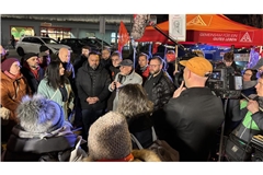 Mitten in eine Protestaktion vor dem Bosch-Werk in Feuerbach platzt die Nachricht, dass dort 500 IT-Stellen wegfallen sollen.