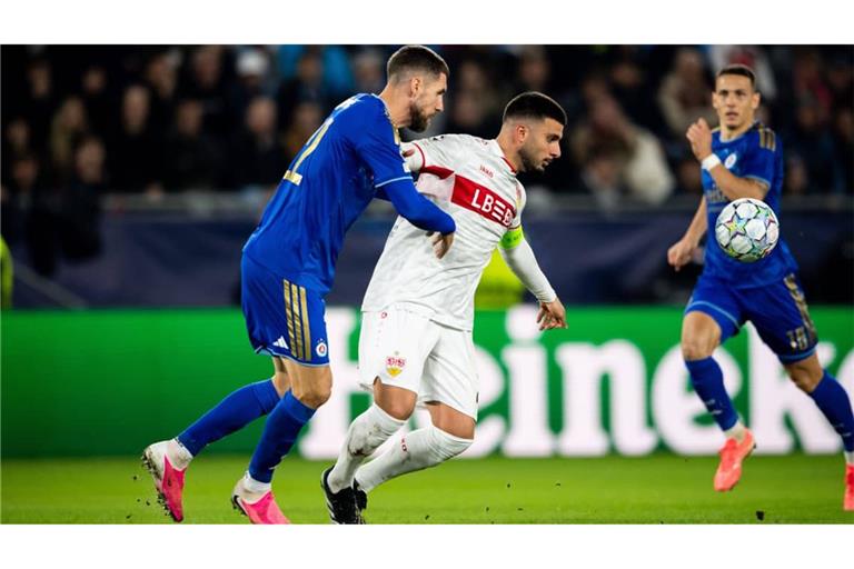 Mittendrin im Spiel: VfB-Offensivmann Deniz Undav im Zweikampf mit Svetozar Markovic von Slovan Bratislava (li.).