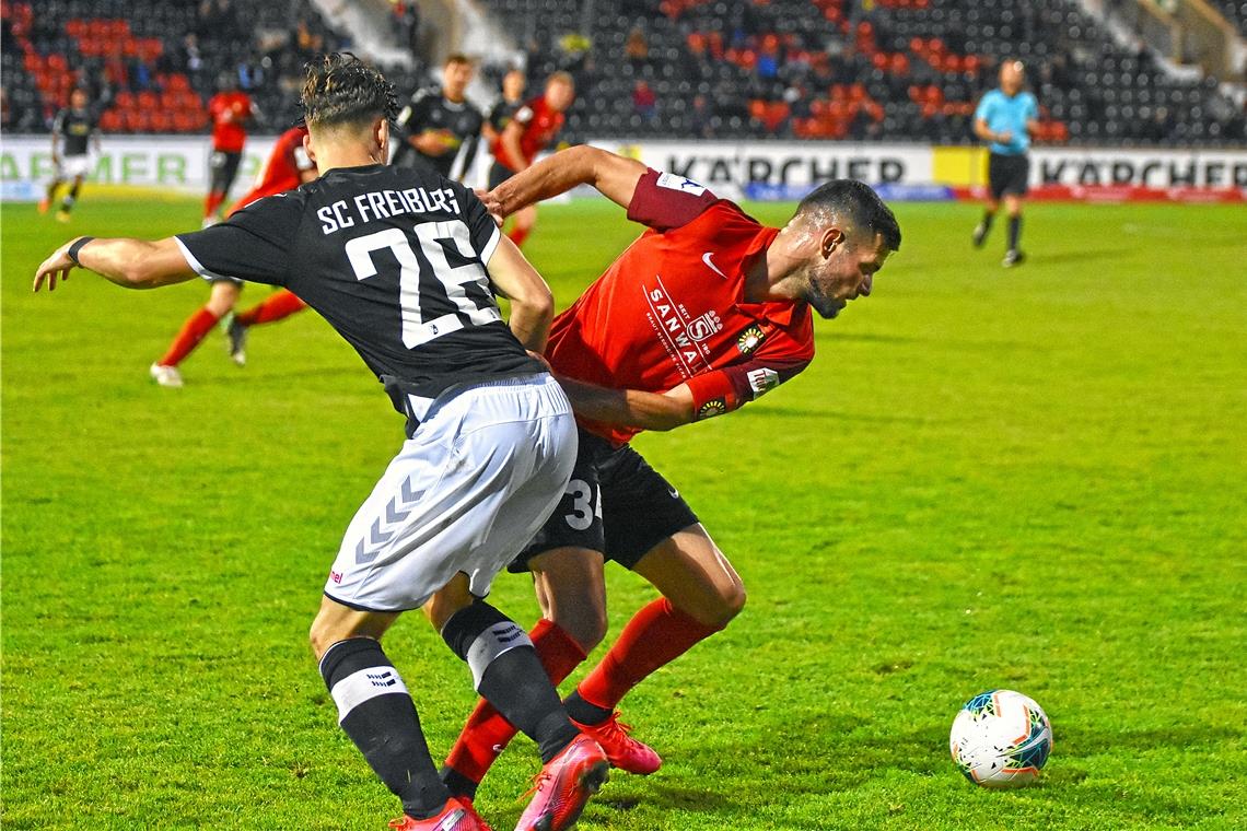 Mittlerweile in der siebten Saison für die SG Sonnenhof Großaspach im zentralen Mittelfeld am Ball: Nico Jüllich (rotes Trikot). Foto: A. Becher