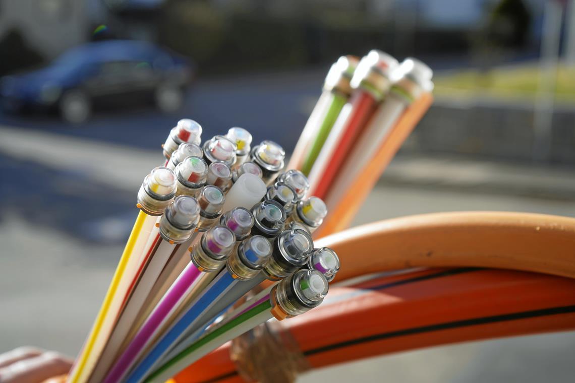 Mittlerweile ist der Tiefbau abgeschlossen und rund 98,5 Prozent der Glasfaserkabel sind auch eingezogen. An einzelnen Stellen gibt es noch Probleme wie beispielsweise im Teilort Unterneustetten. Symbolfoto: Adobe Stock/Karsten