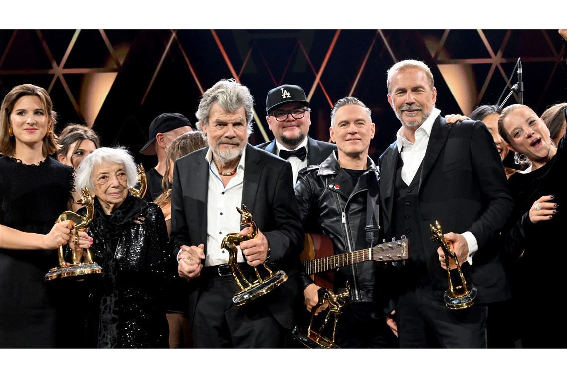 Bilder des Tages Mitwirkende und Preisträger der Bambi-Verleihung 2024 stehen am Ende der Show zusammen auf der Bühne.