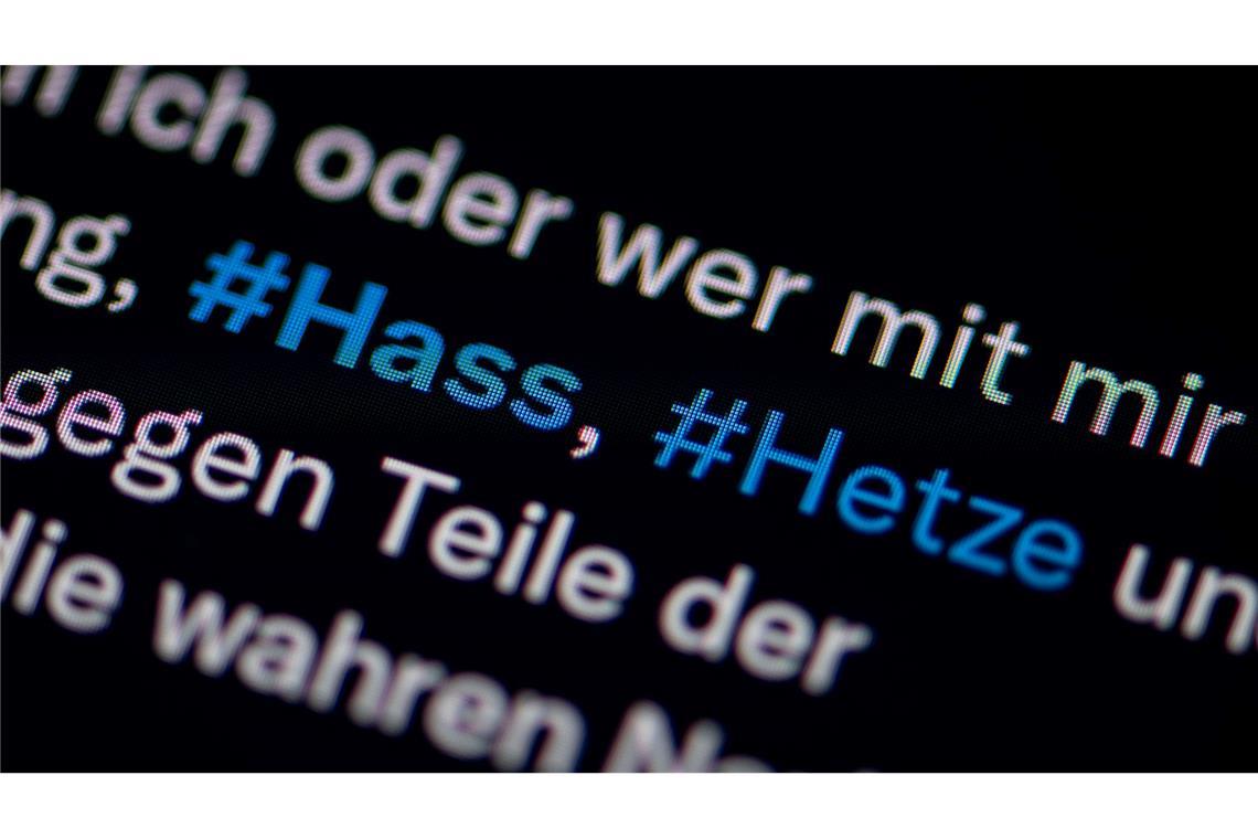 Mobbing nimmt einer Studie zufolge auch im Internet weiter deutlich zu. (Symbolbild)