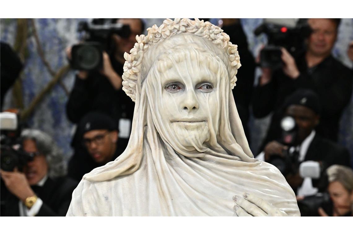 Model Heidi Klum erschien verkleidet als Statue zur Met-Gala.