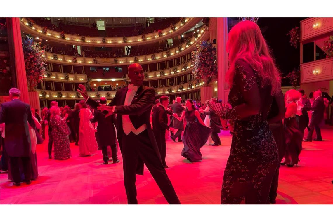 Opernball glitzert ohne Lugner mit Sternchen statt Stars Model und "Supertalent"-Juror Bruce Darnell legt eine heiße Sohle aufs Parkett.