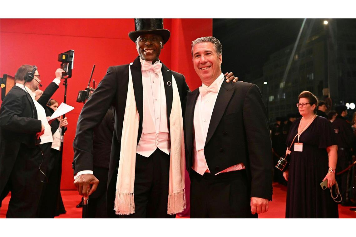 Opernball glitzert ohne Lugner mit Sternchen statt Stars Model und TV-Persönlichkeit Bruce Darnell (L) fühlt sich auf dem roten Teppich ganz zu Hause.