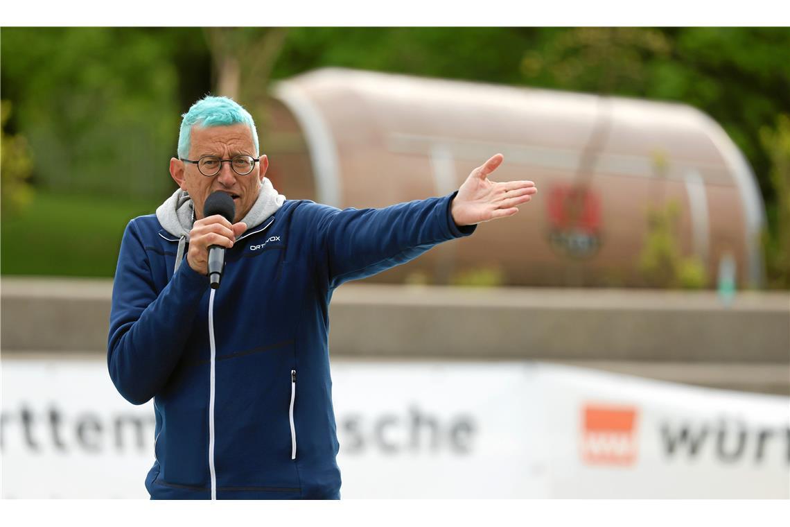 Moderator Achim Seiter hält die Zuschauer über das Renngeschehen auf dem Laufend...