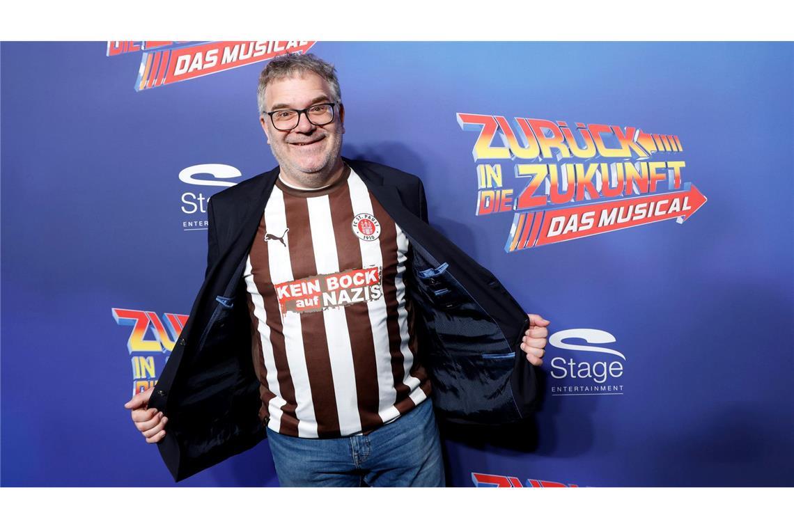 Moderator Elton zeigte sich auf dem Roten Teppich