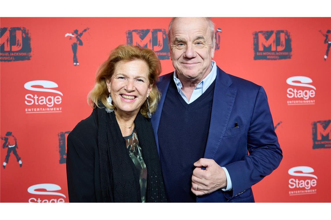 Michael Jackson Musical feiert umjubelte Deutschlandpremiere Moderator Hubertus Meyer-Burckhardt und seine Ehefrau Dorothee Röhrig lächeln in die Kameras.