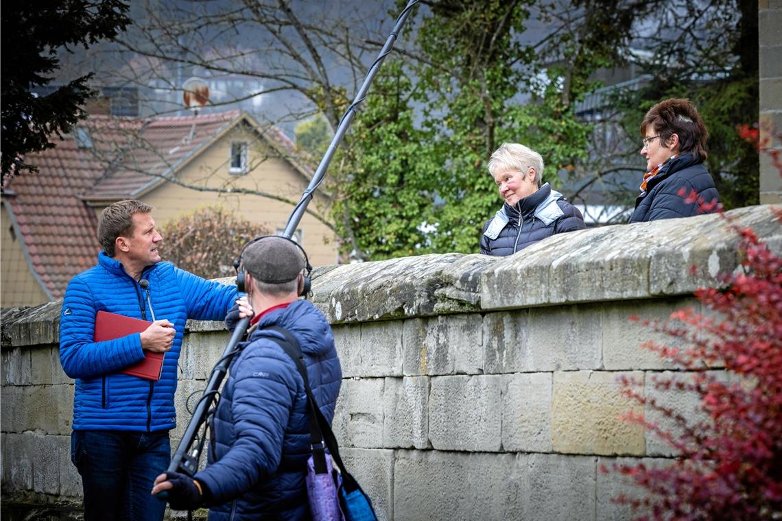 Moderator Jens Hübschen stellt Monika Merklein und Ute Enders (von links) vor eine Aufgabe. Fotos: A. Becher