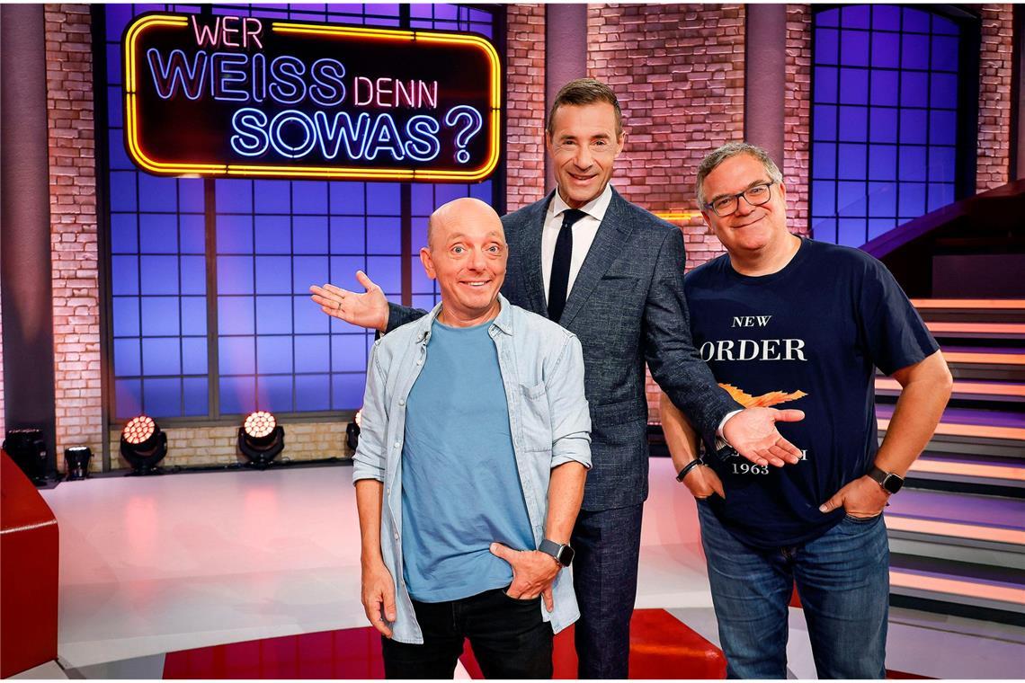 Das sind die Gäste bei „Wer weiß denn sowas?“ Moderator Kai Pflaume (M.) und die beiden Teamkapitäne Bernhard Hoëcker (l.) und Elton (r.).