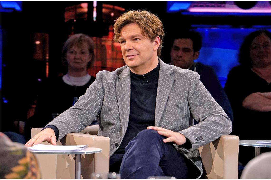 Zwischen den Generationen – Bindung oder Bruch? Moderator Michael Steinbrecher präsentiert das "Nachtcafé".