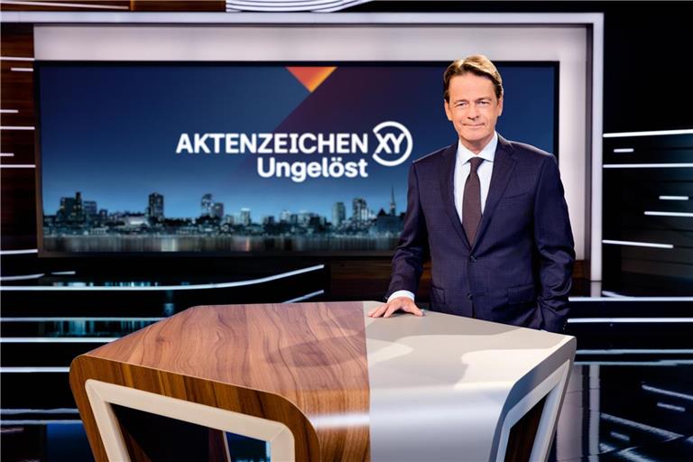 Moderator Rudi Cerne im Studio.