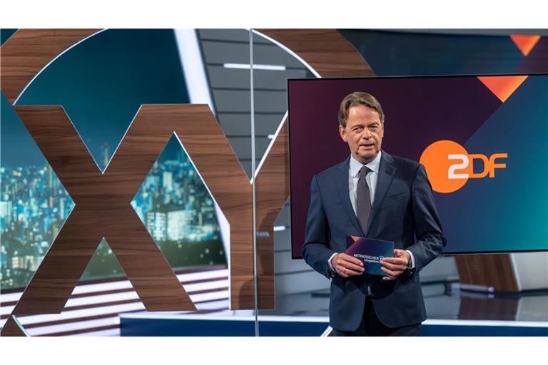 Moderator Rudi Cerne steht im ZDF-Studio von "Aktenzeichen XY… Ungelöst" auf dem Bavaria Film Gelände. (zu dpa: «Vermisstensuche im TV - So viele Hinweise bekam die Polizei»)
