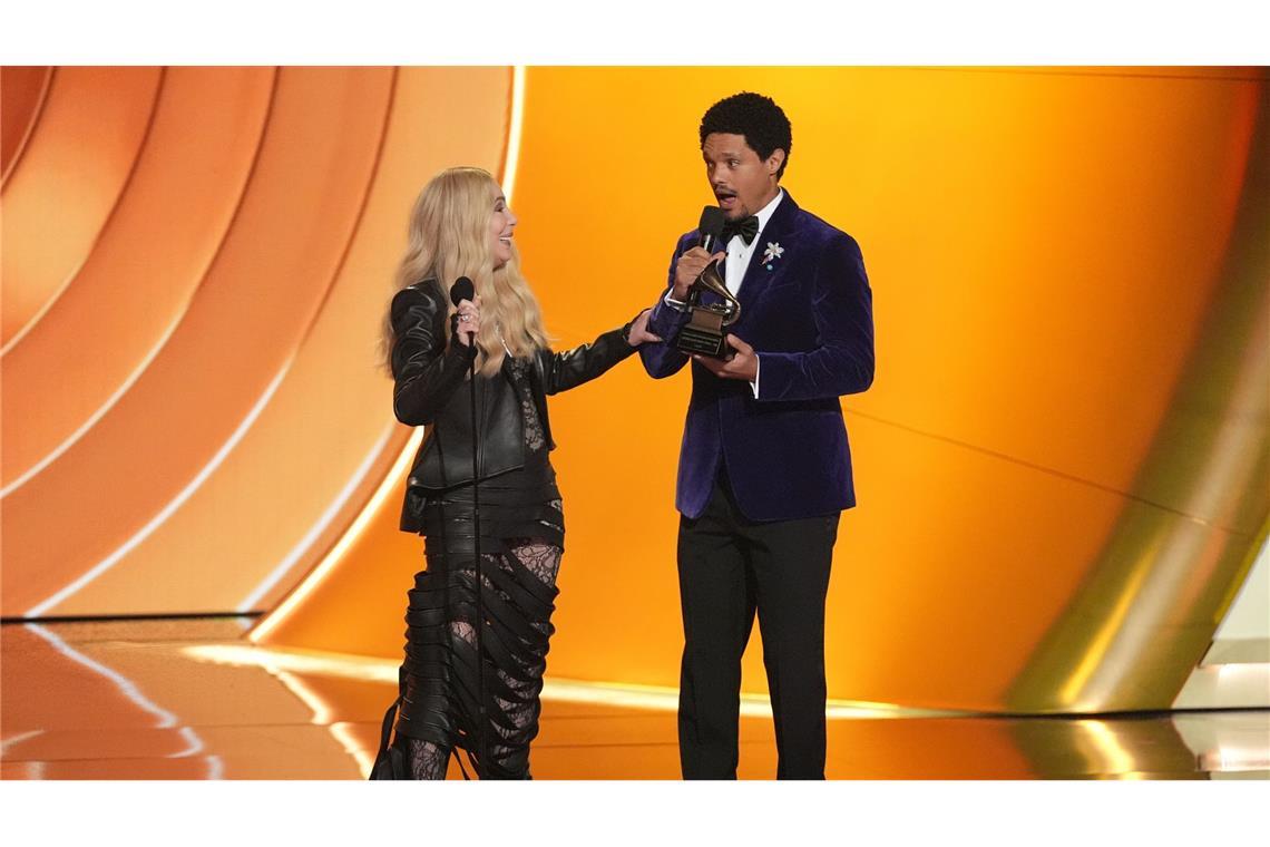 Moderator Trevor Noah (r) überreicht Cher den Preis für ihr Lebenswerk während der 68. Grammy Awards.