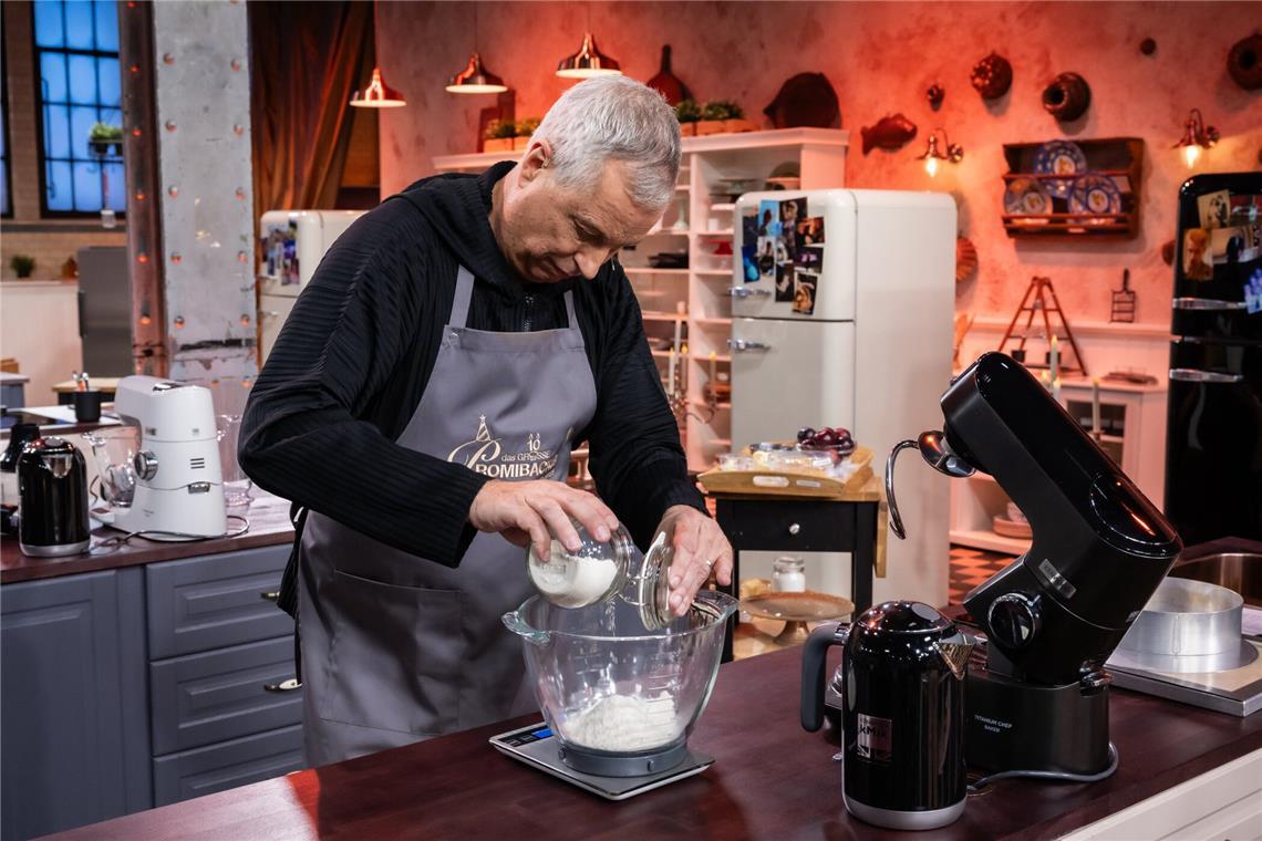 Moderator und Komiker Thomas Hermanns muss beim Backen Fingerspitzengefühl beweisen.