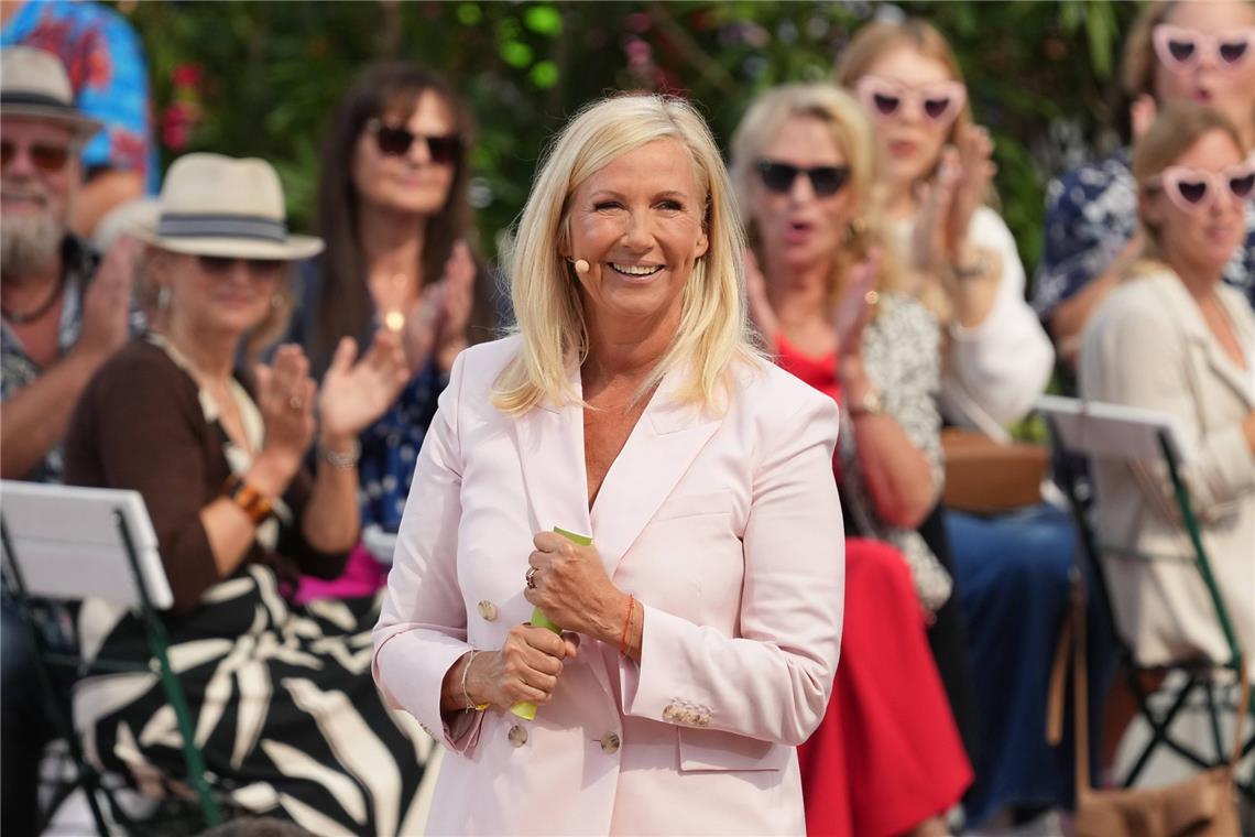ZDF Fernsehgarten: Das sind die Gäste Moderatorin Andrea Kiwi Kiewel im ZDF Fernsehgarten.
