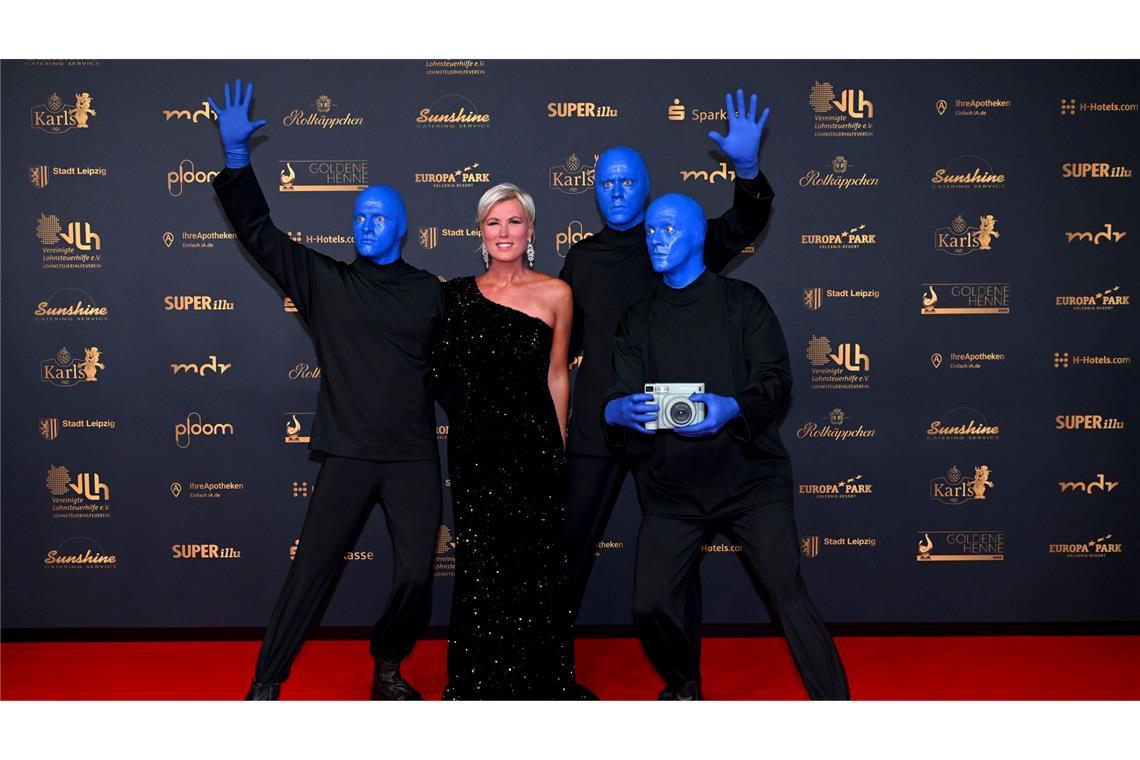 Bilder des Tages Moderatorin Kamilla Senjo und die Blue Man Group kommen zur Verleihung des Medienpreises Goldene Henne in Leipzig.