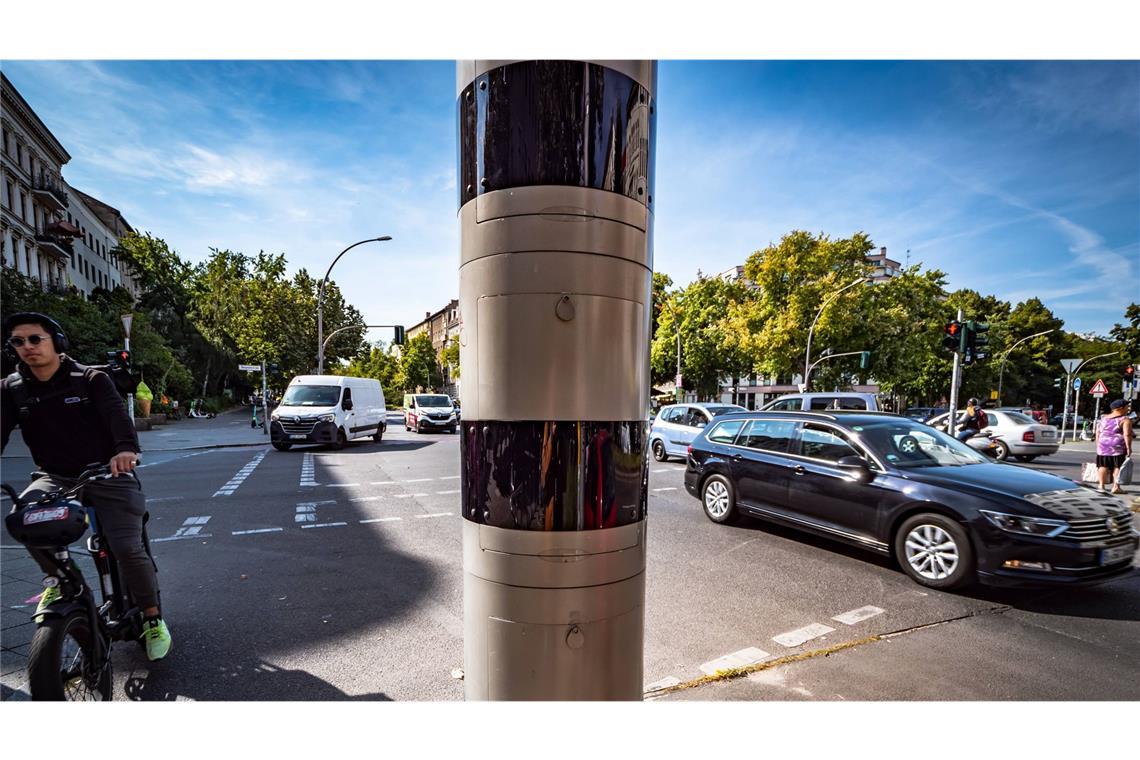 Moderne Blitzersäulen arbeiten zum Teil mit unsichtbarem Infrarotlicht – nachts reicht das aber nicht immer für Beweisfotos.