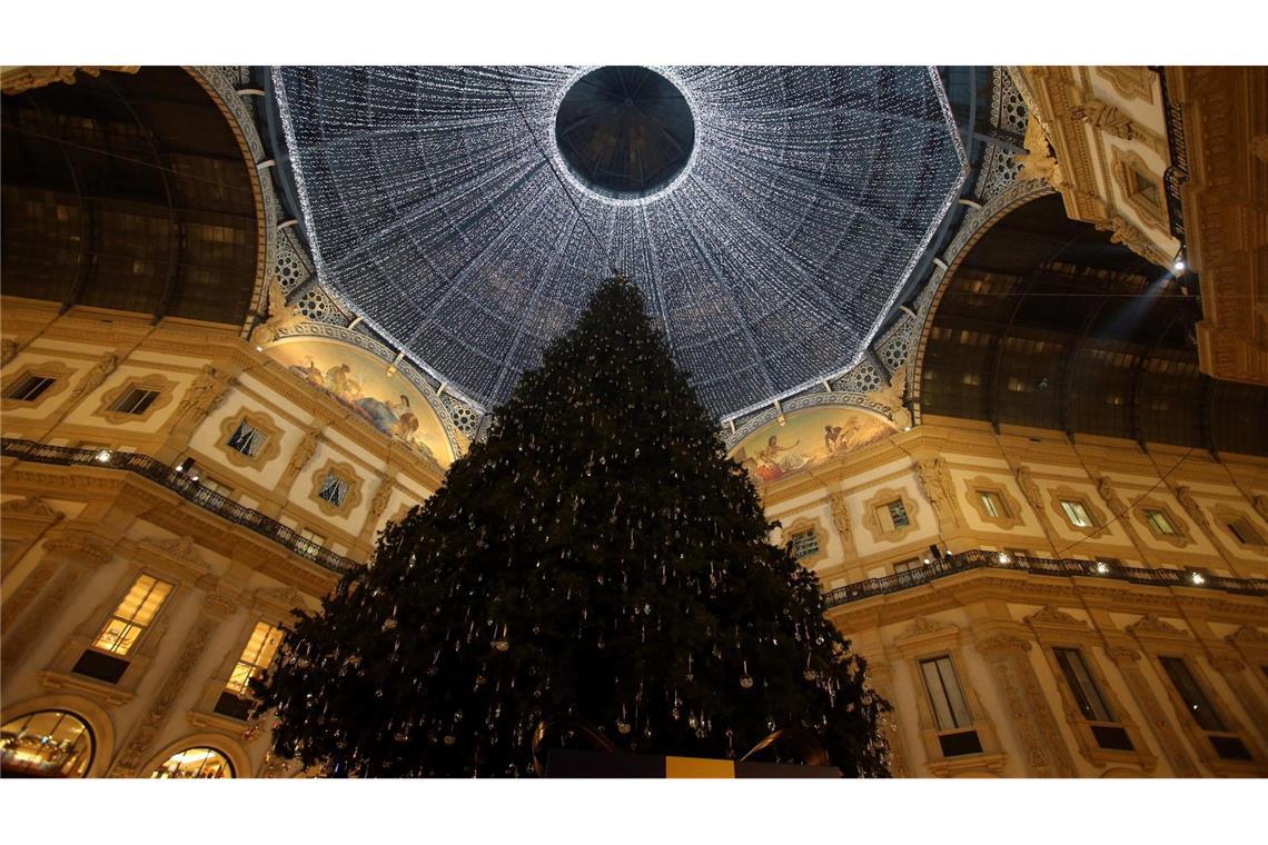 Moderne Inszenierung in Mailands berühmter Einkaufsgalerie: Der Weihnachtsbaum - hier im Dezember 2016 - wird glamourös mit LED-Lichtern beleuchtet und luxuriösen Ornamenten von Marken wie Cartier oder Swarovski verziert. (Archivbild)