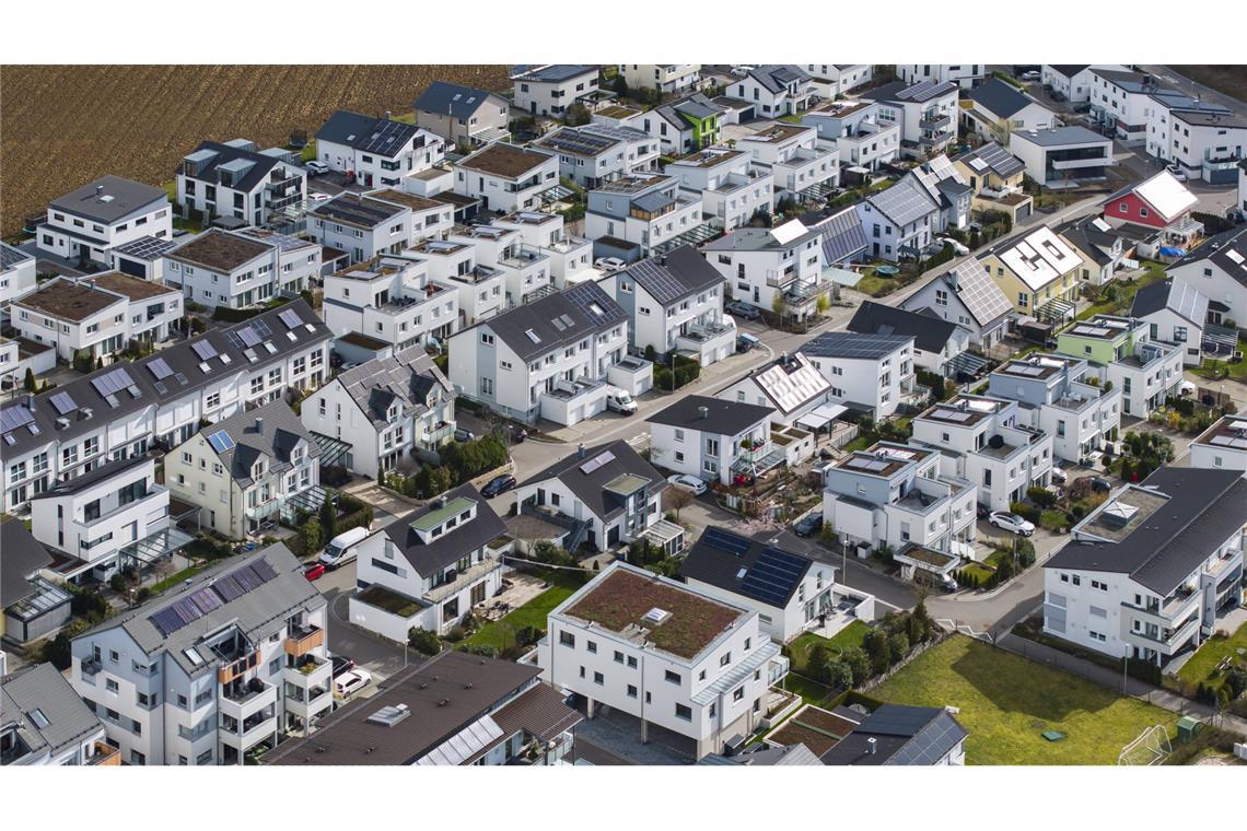 Ämter genehmigen weniger neue Wohnungen zu Jahresbeginn Modernes Wohngebiet mit Einfamilienhäusern und Mehrfamilienhäusern in Baden-Württemberg. (Symbolbild)