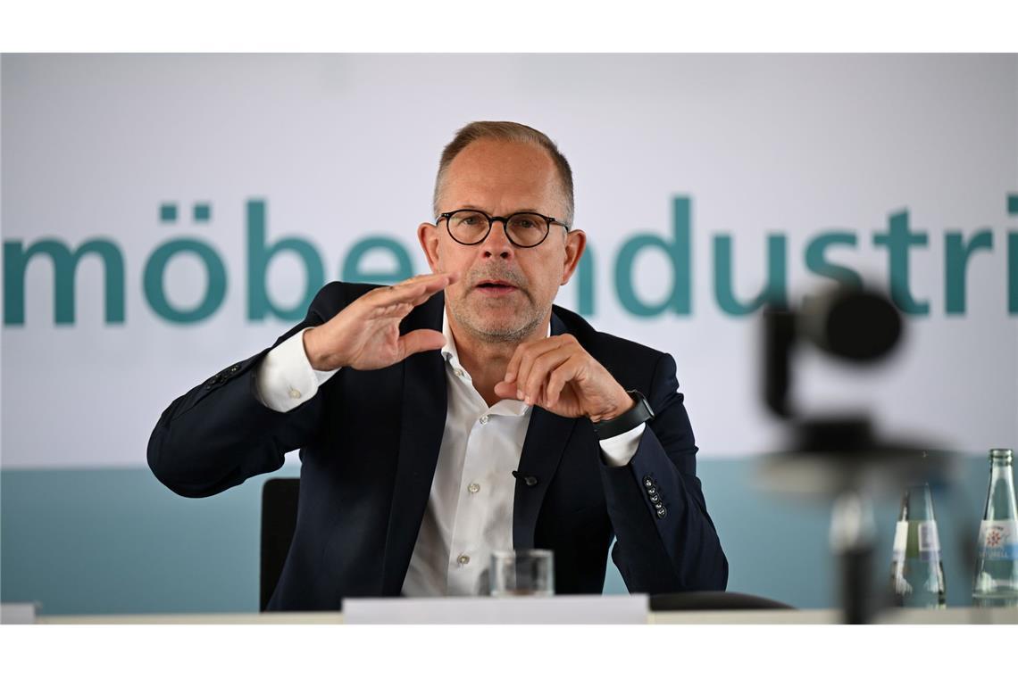 Möbelindustrie-Vertreter Jan Kurth stellte ernüchternde Zahlen vor. Künftig soll es aber bergauf gehen, so seine Hoffnung.