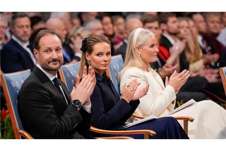 Möchten bei Mette-Marit (rechts) sein: Kronprinz Haakon und Prinzessin Ingrid Alexandra (Mitte). (Archivbild)