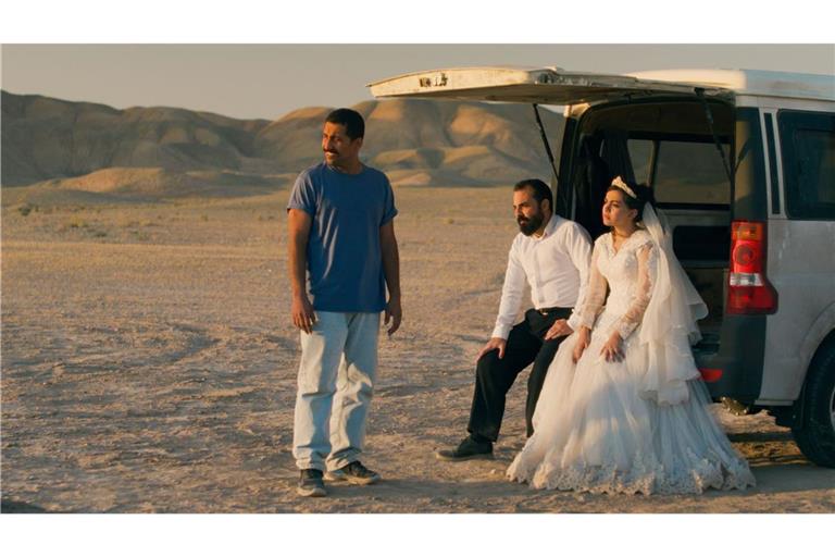 Mohamad Ali Elyasmehr als Hamid (li.), Hadis Pakbaten (Braut), Majid Panahi (Bräutigam) in der Wüste in „Ein einfacher Unfall“.