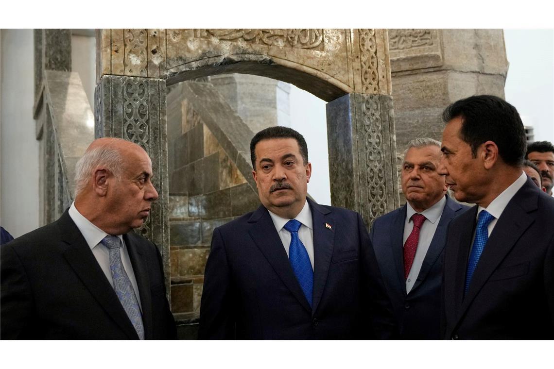Vom IS zerstörte Moschee in Mossul wiedereröffnet Mohammed al-Sudani (Mitte), Ministerpräsident des Irak, bei der Wiedereröffnung der Al-Nuri-Moschee in Mossul.