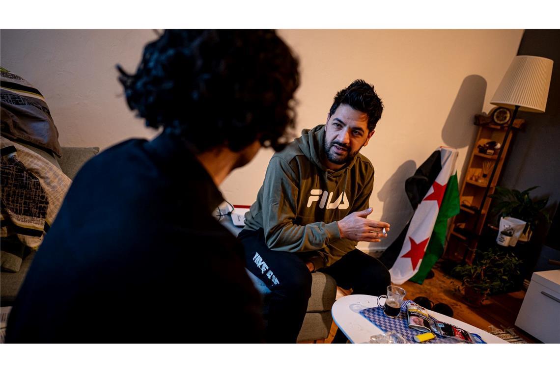 Unterwegs in Neukölln - Zuwanderer tendieren eher nach links Mohammed al-Zoubi ist vor sieben Monaten Deutscher geworden. Der Altenpfleger aus Syrien freut sich, erstmals an einer Bundestagswahl teilzunehmen. Er bittet den SPD-Direktkandidaten für Berlin-Neukölln, Hakan Demir, in seine Wohnung, um mit ihm über Politik zu diskutieren.