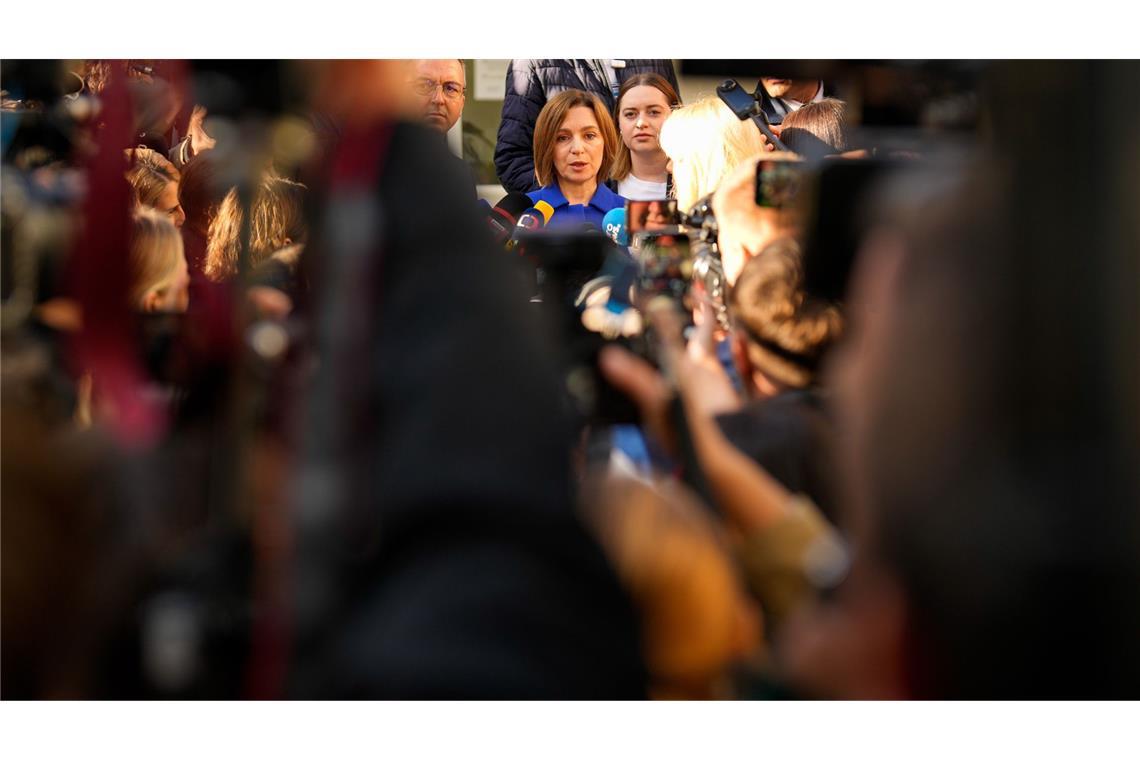 Mehr als 50 Prozent der Stimmen: Pro-europäische Partei PAS feiert Wahlsieg Moldaus Präsidentin Maia Sandu spricht zu den Medien, nachdem sie bei der Parlamentswahl ihre Stimme abgegeben hat.