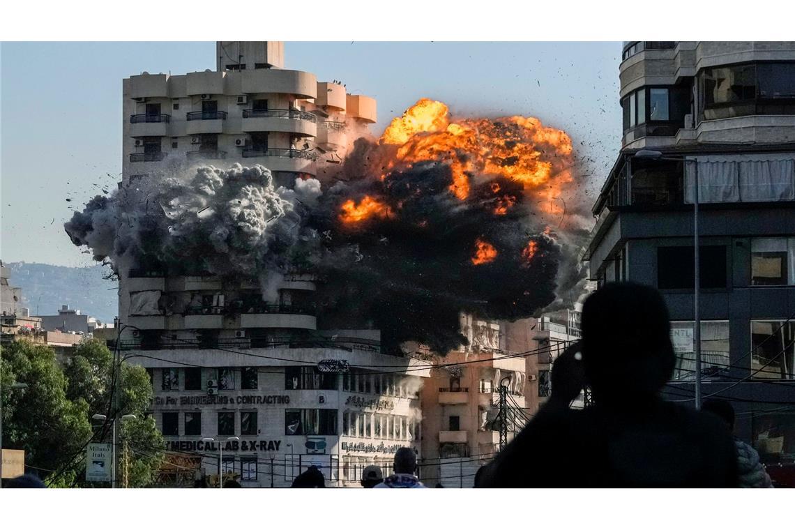 Bilder des Tages Moment der Zerstörung: Ein israelischer Luftangriff hat ein Gebäude in Chiyah, einem südlichen Vorort von Beirut, getroffen