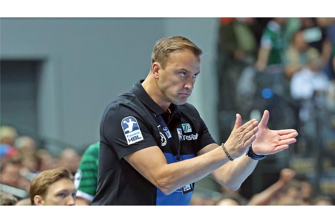 Die 18 Trainer im Fokus der neuen Handball-Bundesliga-Saison Momir Ilic (HSG Wetzlar, 43 Jahre alt): Ilic zählte als serbischer Rückraumspieler mit über 100 Champions-League-Toren in drei aufeinanderfolgenden Saisons zu den gefürchtetsten Torjägern Europas und wurde 2023 in die EHF Hall of Fame aufgenommen. Als Trainer führte er Telekom Veszprem zu nationalen Titeln und Erfolg in der SEHA-Liga, einem übernationalen Wettbewerb für Vereine aus Südosteuropa, bevor er 2025 die Bundesliga-Herausforderung bei HSG Wetzlar übernahm. .