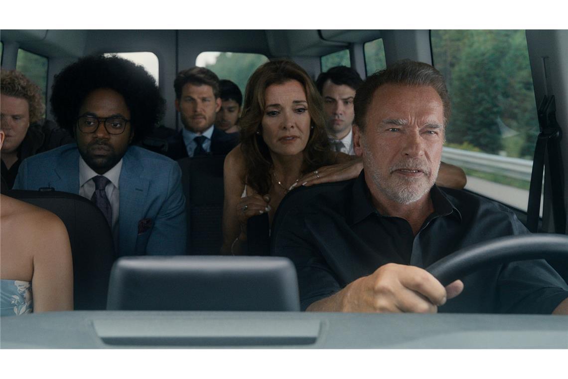 Monica Barbaro (links) als Emma Brunner und Arnold Schwarzenegger (rechts) als Luke Brunner in einer Szene der Serie "Fubar".