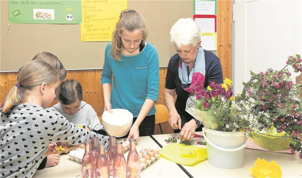 Hasen-, Küken- und Nesterkreationen Monika Bay (rechts) und ihre jungen Teilnehmerinnen bei der Arbeit. Fotos: J. Fiedler