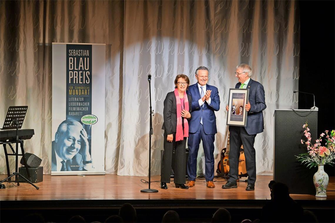 Mit Schwaben lachen und nicht immer über sie Monika Hirschle mit OB Frank Nopper und Wolfgang Wulz (rechts)