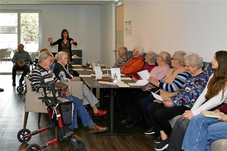 Monika Neidlein (hinten, Mitte) gestaltet den Nachmittag und leitet die Seniorinnen und Senioren beim Singen an. Das Angebot der Musikschule in Kooperation mit der Erich-Schumm-Stiftung ist Teil der Schumm-Treff-Termine. Foto: Elisabeth Klaper