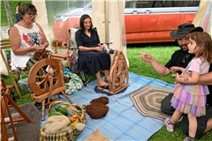 Monika Stelzer (links) und Saphira Schuh vom Murrhardter Spinnkreis präsentieren ihre Arbeit. Fotos: Elisabeth Klaper