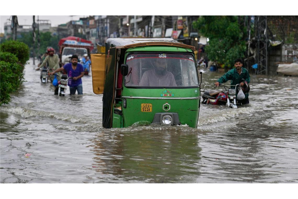 Monsun in Pakistan: Der Monsunregen hat eine Straße unter Wasser gesetzt.