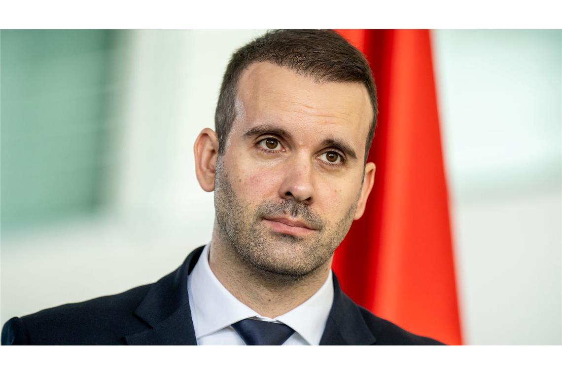 Montenegro will Waffengesetz verschärfen Montenegros Ministerpräsident Spajic will das Waffengesetz verschärfen, nachdem ein Amokschütze in dem Adria-Land zwölf Menschen getötet hat.