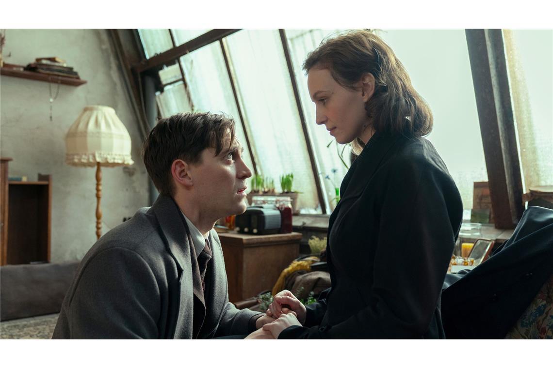 Morava (Jonas Nay) bittet seine Verlobte Jitka Modrá (Diana Dulinková) bei ihrer Aufgabe keine Risiken einzugehen.