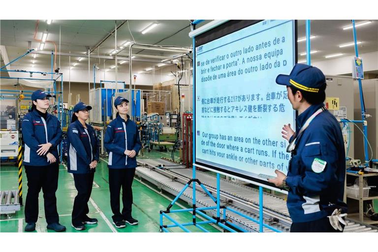 Morgenbesprechung in der Produktion von Mitsubishi Electric