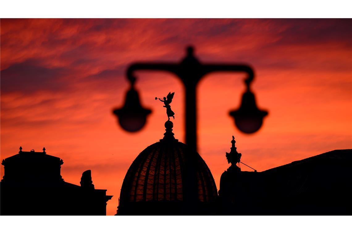 Bilder des Tages Morgenröte leuchtet über Dresden.