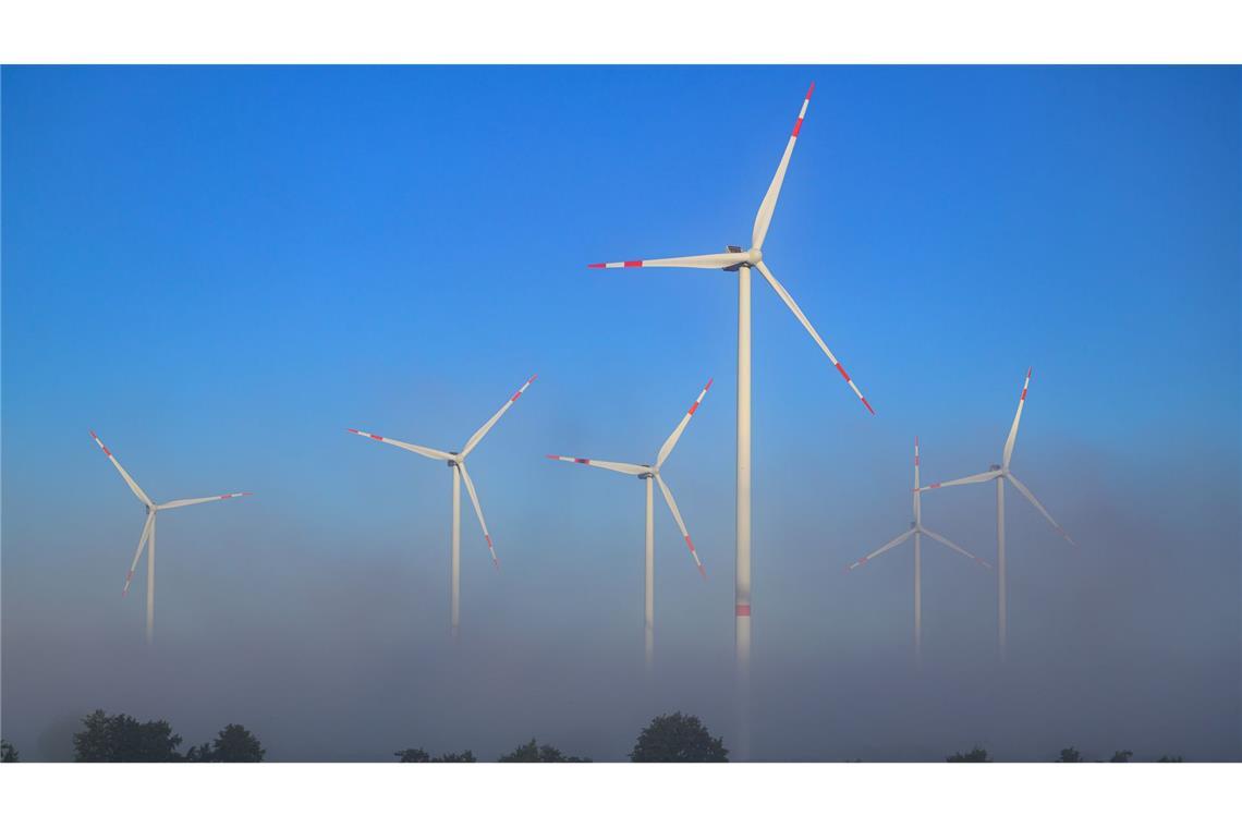 Bilder des Tages Morgens ragen Windenergieanlagen bei Jacobsdorf aus dem Nebel.