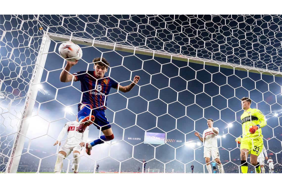 Bilder des Tages Moritz Broschinski vom FC Basel (l) trifft zum 2:0 gegen VfB Stuttgarts Torhüter Alexander Nuebel.