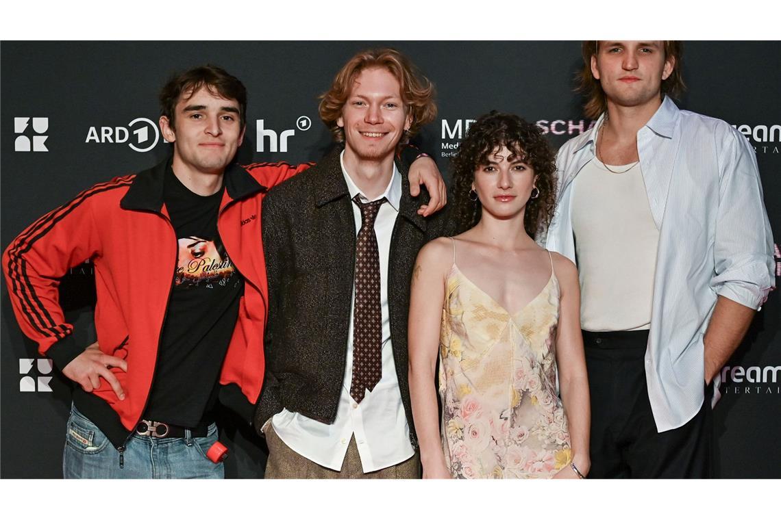 Wenn Geheimnisse viral gehen: die ARD-Serie "Schattenseite" Moritz Hoyer (l-r), Filip Schnack, Franziska von Harsdorf und Ludger Bökelmann bei der Premiere der Serie "Schattenseite" in Berlin.