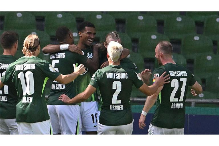 Moritz Jenz (4.v.l.,VfL Wolfsburg) jubelt mit Teamkollegen über sein Tor zum 0:1 im DFB-Pokalspiel gegen den SC Hemelingen. Wolfsburg gewann die Partie mit 9:0.