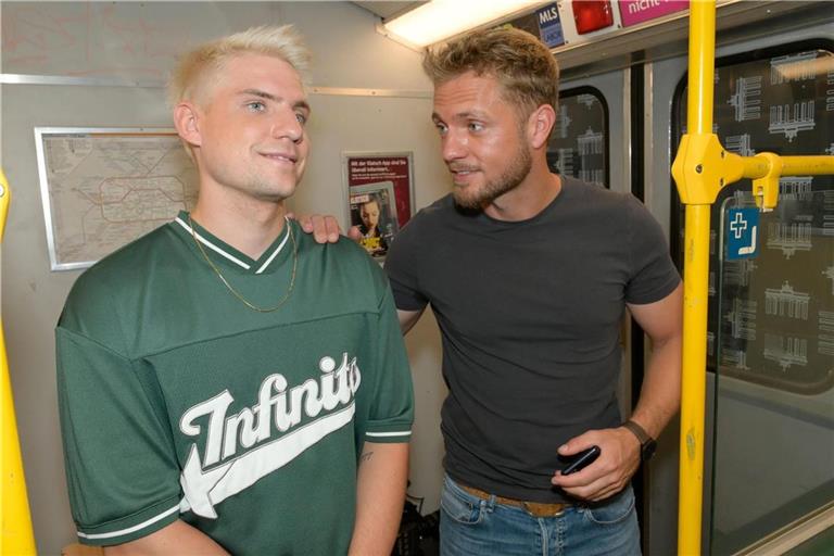 Moritz (Lennart Borchert, l.) merkt im Gespräch mit Paul (Niklas Osterloh) nicht, dass er von Schlägertypen ins Visier genommen wird.