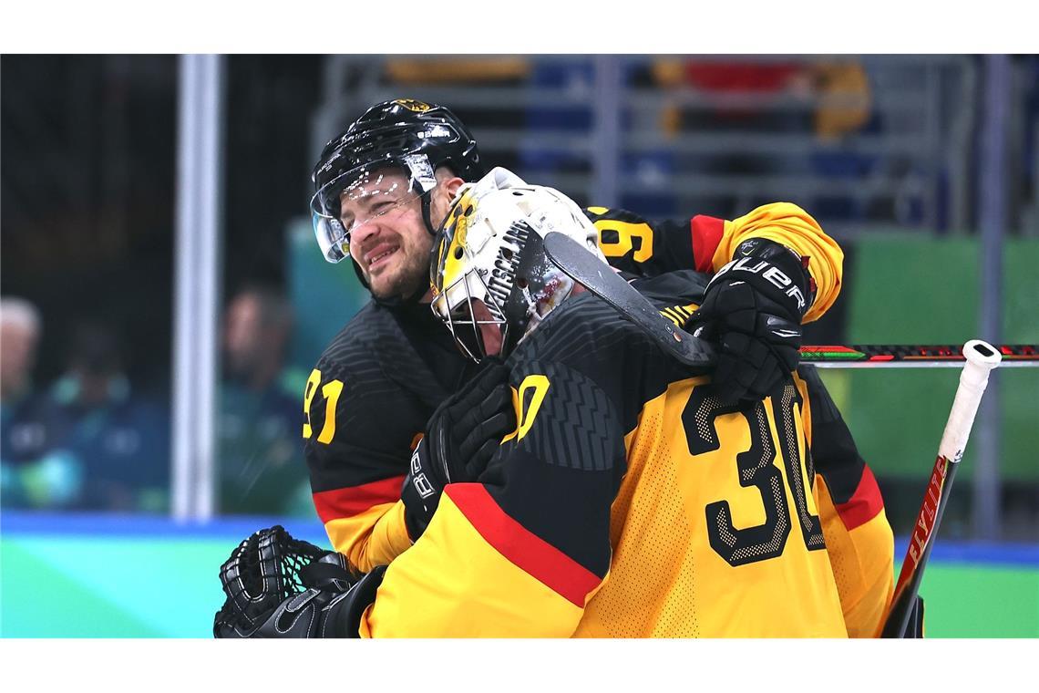 Moritz Müller (l) und Philipp Grubauer feiern den Pflichtsieg gegen Frankreich.